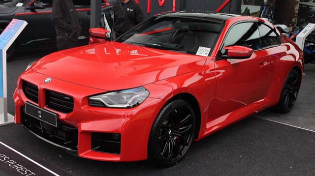 BMW M2 vermelho visto de frente em três quartos