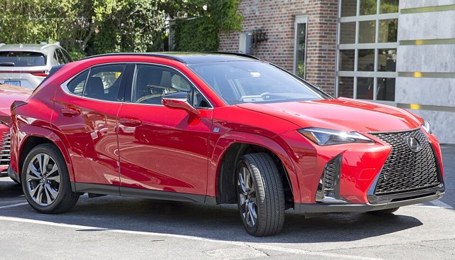 Lexus UX visto de frente em três quartos