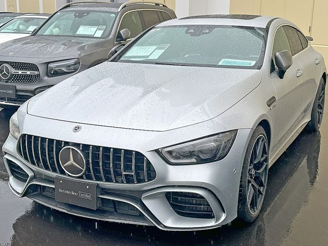 Mercedes-Benz AMG GT 4 portas visto de frente em três quartos