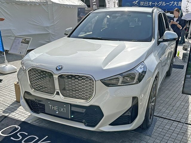 BMW iX1 visto de frente em três quartos