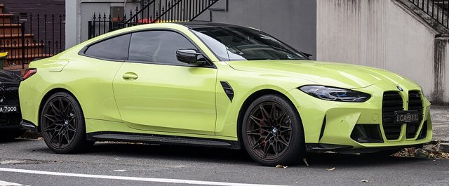 BMW M4 visto de frente em três quartos