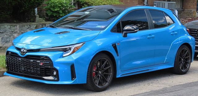 Toyota GR Corolla visto de frente em três quartos