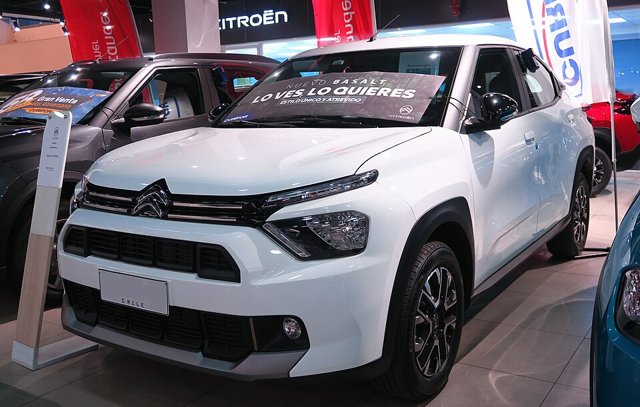 Citroën Basalt visto de frente em três quartos