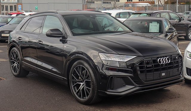 Audi Q8 visto de frente em três quartos