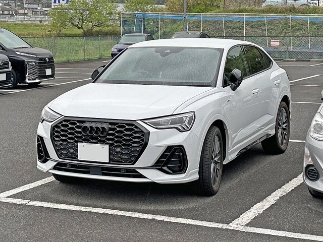 Audi Q3 Sportback visto de frente em três quartos