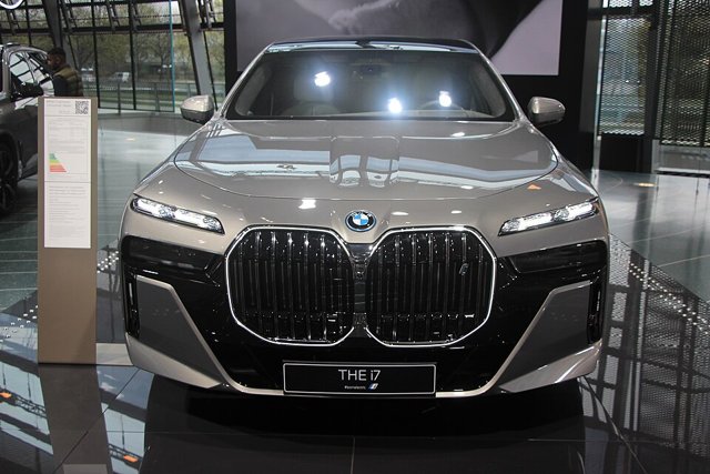 BMW i7 visto de frente em três quartos
