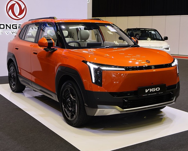 Dongfeng Vigo laranja visto de frente em três quartos