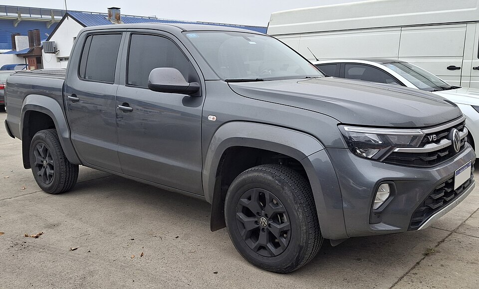 Volkswagen Amarok visto de frente em três quartos