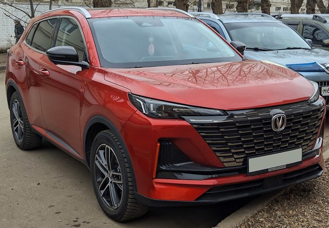 Changan CS55 visto de frente em três quartos