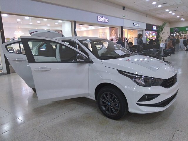 Fiat Cronos branco visto de frente em três quartos