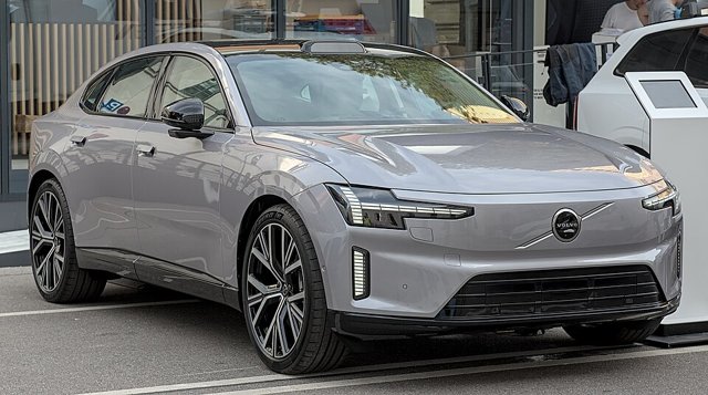 Volvo ES90 visto de frente em três quartos