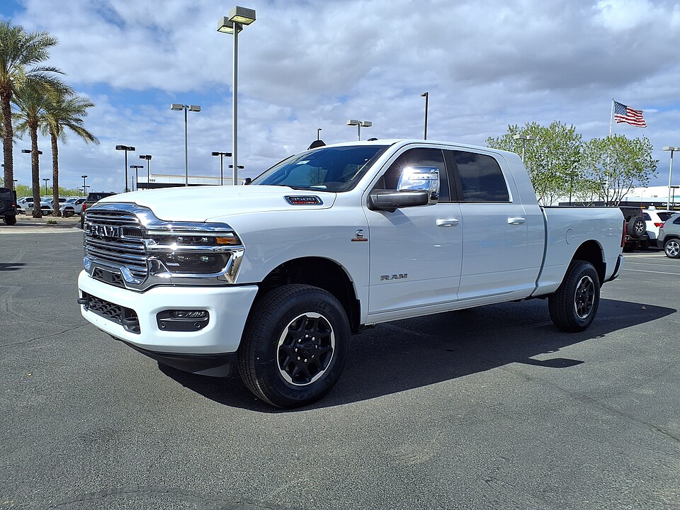 RAM 3500 visto de frente em três quartos
