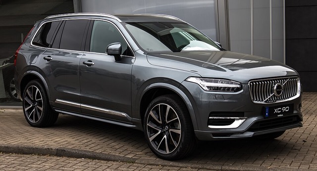 Volvo XC90 visto de frente em três quartos