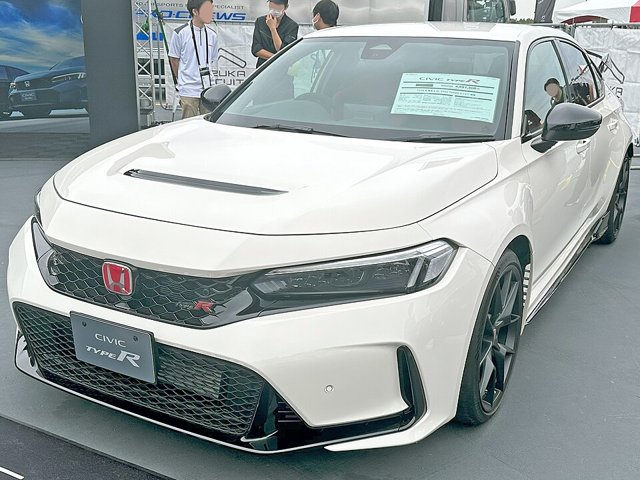 Honda Civic Type R visto de frente em três quartos