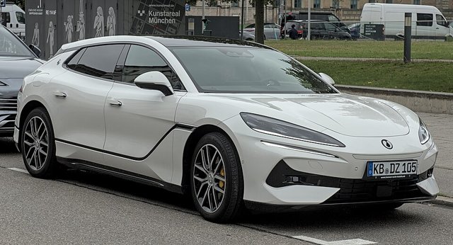Denza Z9GT visto de frente em três quartos