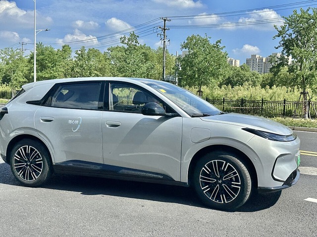 BAIC Arcfox T1 azul-claro visto de frente em três quartos