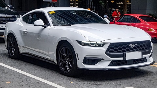 Ford Mustang (S650) visto de frente em três quartos