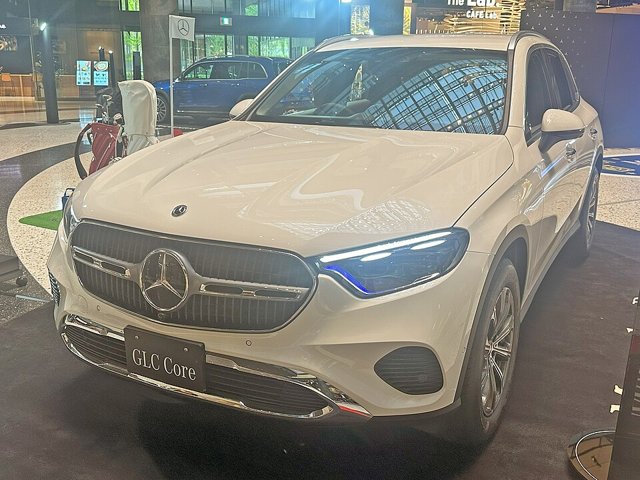 Mercedes-Benz GLC visto de frente em três quartos