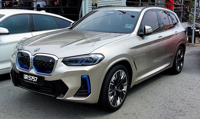 BMW iX3 visto de frente em três quartos