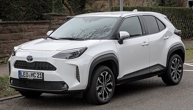 Toyota Yaris Cross visto de frente em três quartos