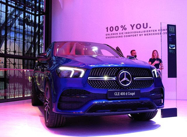 Mercedes-Benz GLE Coupé visto de frente em três quartos