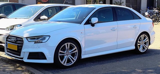 Audi A3 Sedan visto de frente em três quartos