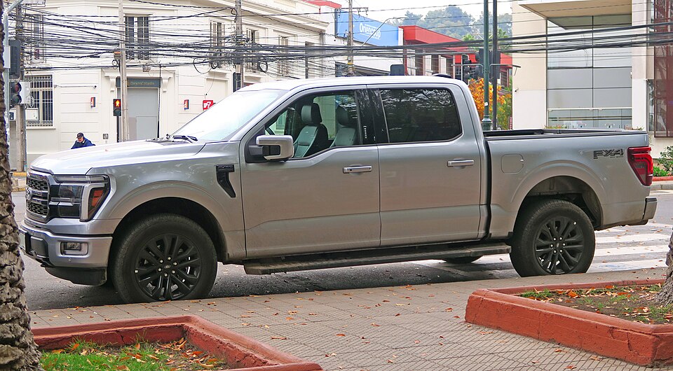 Ford F-150 visto de frente em três quartos