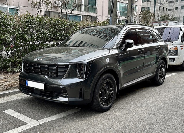 Kia Sorento visto de frente em três quartos