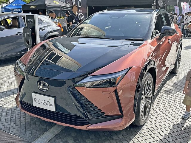 Lexus RZ visto de frente em três quartos