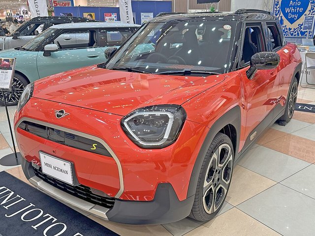 Mini Aceman visto de frente em três quartos