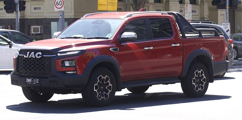 JAC Hunter visto de frente em três quartos