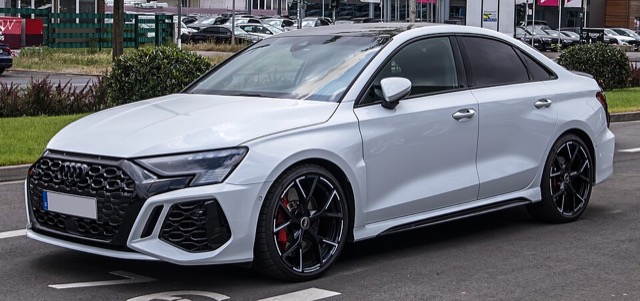 Audi RS 3 Sedan visto de frente em três quartos