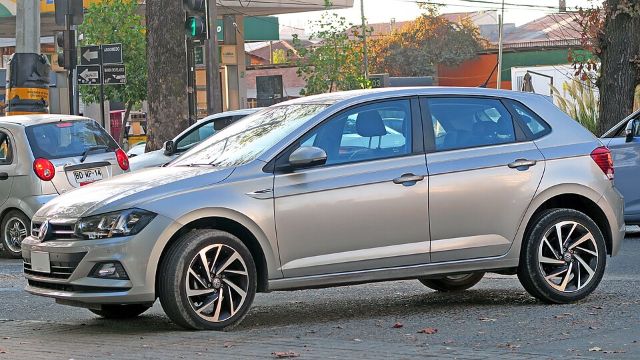 Volkswagen Polo prata visto de frente em três quartos