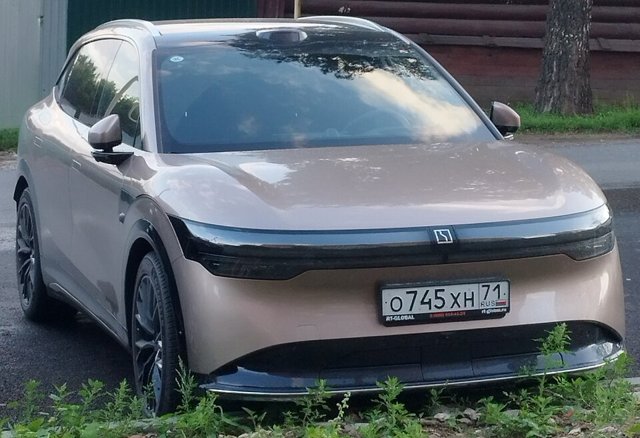 Zeekr 7X visto de frente em três quartos