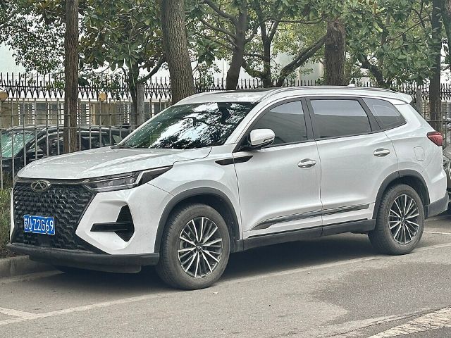 Chery Tiggo 8 Pro branco visto de frente em três quartos