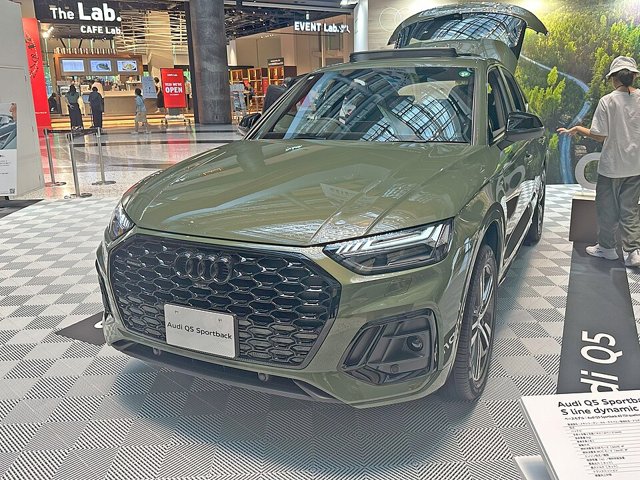 Audi Q5 Sportback visto de frente em três quartos