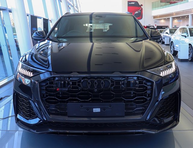 Audi RS Q8 visto de frente em três quartos