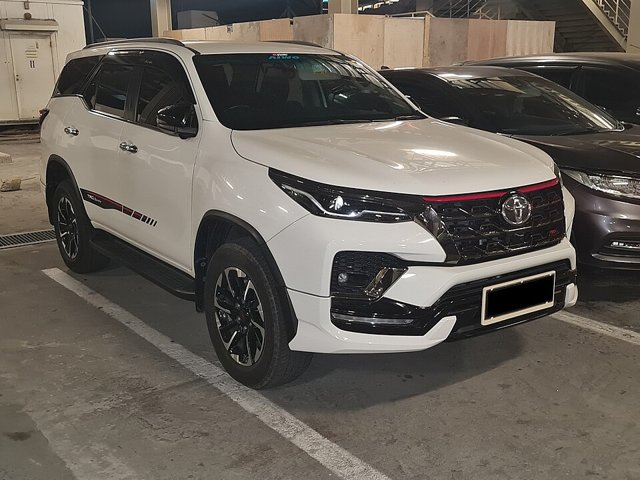 Toyota SW4 visto de frente em três quartos