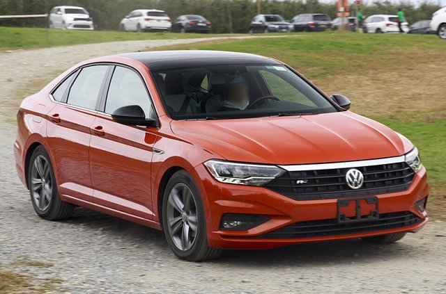 Volkswagen Jetta visto de frente em três quartos