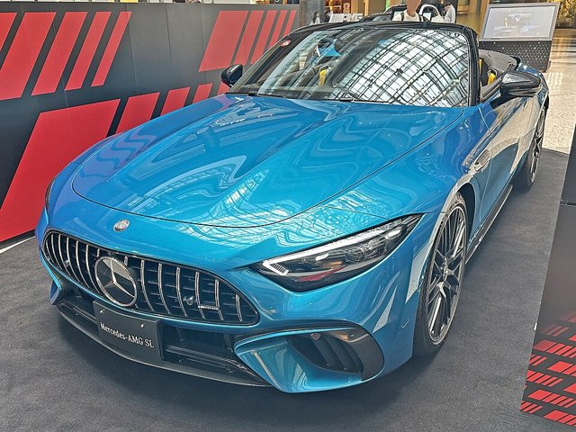 Mercedes-Benz SL visto de frente em três quartos