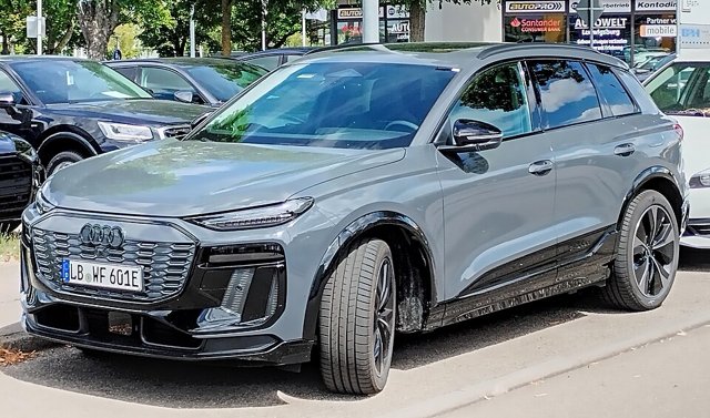 Audi SQ6 Sportback e-tron visto de frente em três quartos