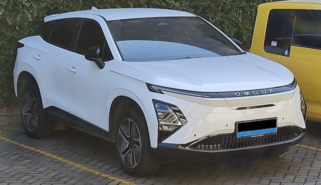 Omoda E5 branco visto de frente em três quartos