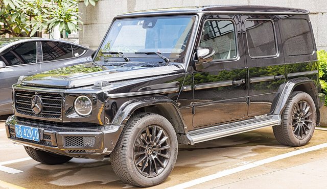 Mercedes-Benz Classe G visto de frente em três quartos
