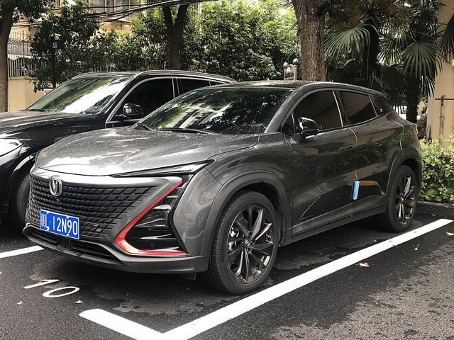 Changan UNI-T visto de frente em três quartos