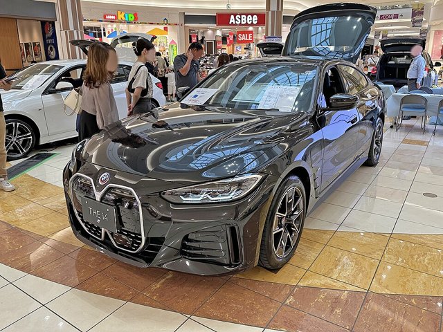 BMW i4 visto de frente em três quartos