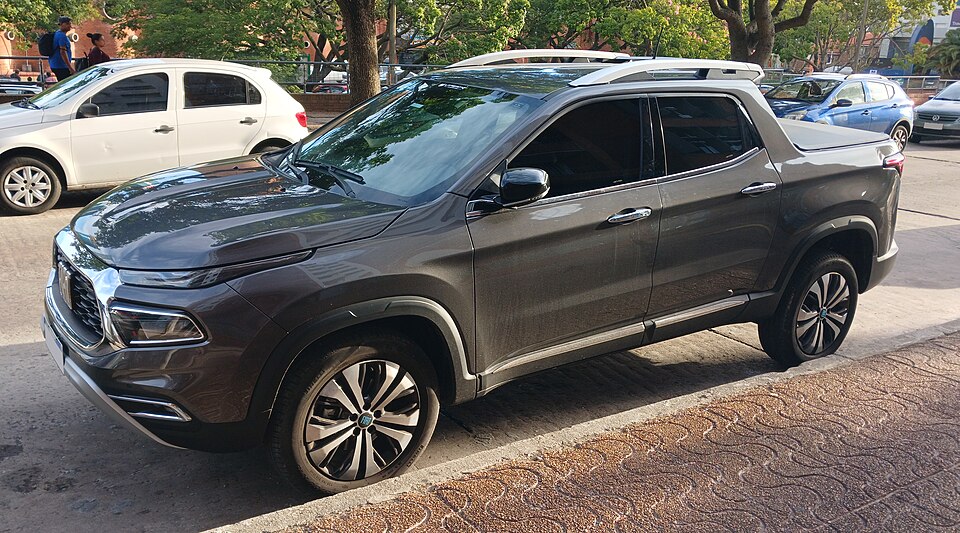 Fiat Toro visto de frente em três quartos