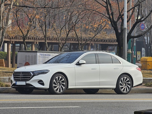 Mercedes-Benz Classe E (W214) branco visto de frente em três quartos