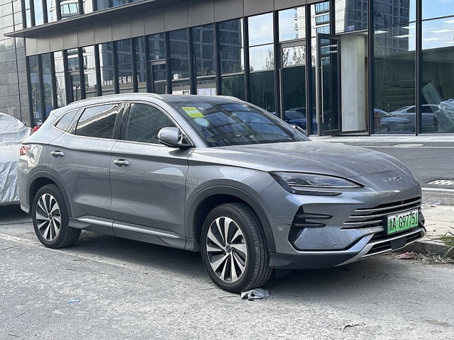 BYD Song Plus visto de frente em três quartos