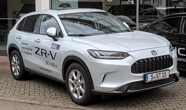 Honda ZR-V e:HEV visto de frente em três quartos