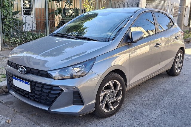 Hyundai HB20 prata visto de frente em três quartos